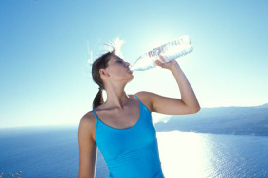 Nguy cơ hại sức khỏe tiềm ẩn từ uống nước đóng chai 1 - nguy-co-hai-suc-khoe-tiem-an-tu-uong-nuoc-dong-chai