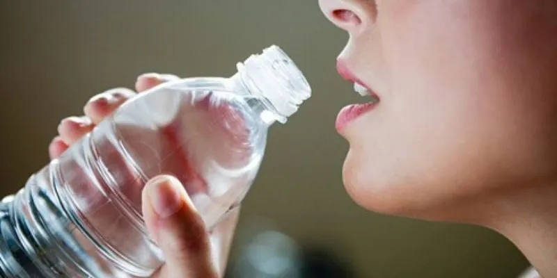 uống nước đóng chai